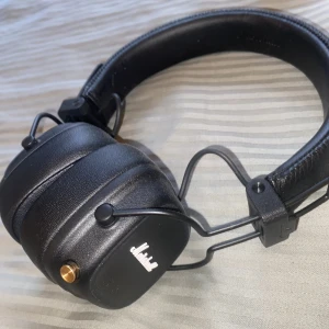 Marshall hörlurar nyskick - Jag säljer mina Marshall hörlurar eftersom jag aldrig använder de. De är helt i nyskick och laddare finns med. 