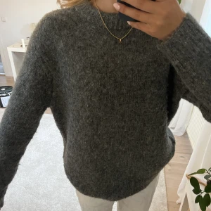 Grå stickad tröja  - Säljer denna jätte snygga stickade tröjan!! Den är i bra skick❤️ den är köpt på her avdelingen så den är lite längre i modeln🤩🤩