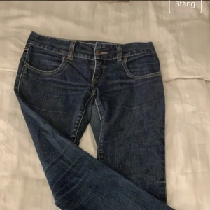 Jeans - Säljer dessa byxor från veromods, low Waist straight i bra skick. På mig är dem på gränsen till skinny men har ganska stora vader så kan vara därför. Använd ej köp nu