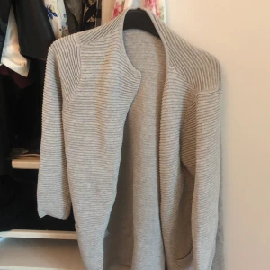 Grå kofta med fickor strl S - Grå kofta med fickor  Strl S