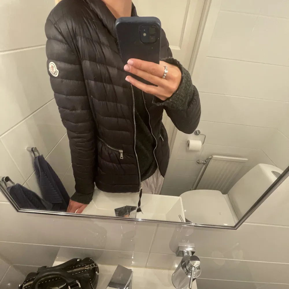 Säljer min as snygga moncler jacka med fickor❤️‍🔥❤️‍🔥perfekt till hösten!! Skriv för fler bilder💕💕pris kan diskuteras! Nypris ca 9000kr Äkthetsbevis finns!. Jackor.