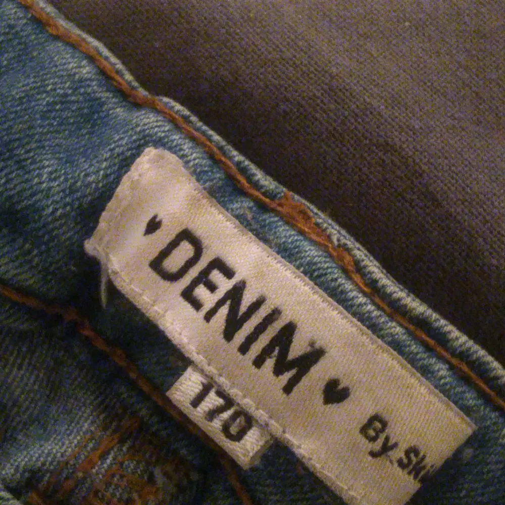 Högmidjade skinny jeans, bekväma att ha och jag har själv använt dem ett antal gånger, dem är sänder vid knäna bara, pris kan diskuteras . Jeans & Byxor.