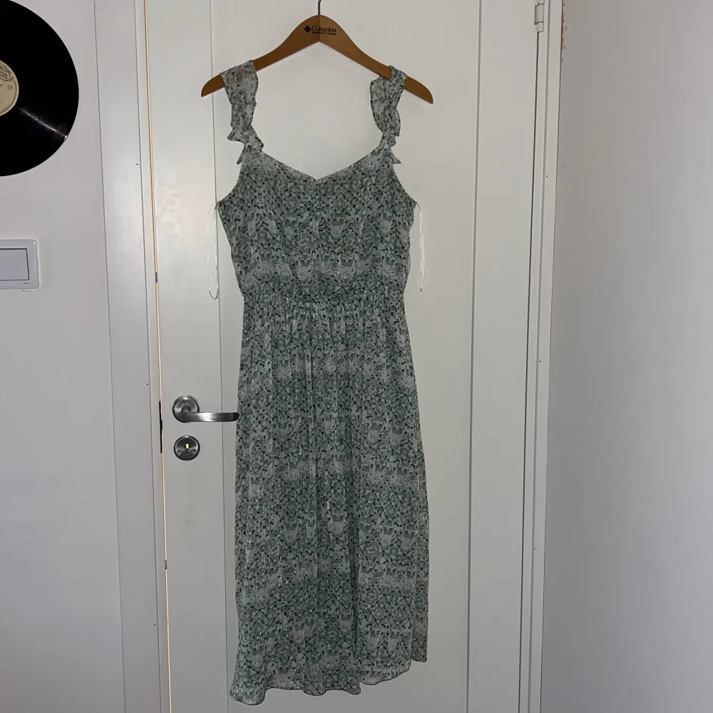 En grön mönstrad klänning från Vila stl 38. Klänningar.
