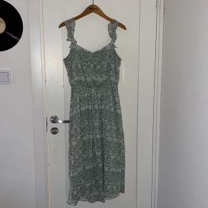 En grön mönstrad klänning från Vila stl 38