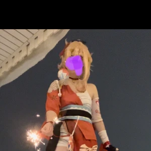 Yoimiya cosplay (peruk o outfit) - Använd ungefär 6 gånger. Köpt i december förra året. Peruken är stylad. Är ksk mer som en medium?? (Finns size chart på sista bild) Dm om du har någon fråga eller nåt🦅🦅