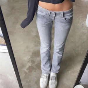 Lågmidjade jeans - Säljer mina super snygga och sköna gråa lågmidjade jeans från märket ”pepe jeans”. Köpte de i vintras för 999kr, men har tyvärr bara använts 2-3ggr då storleken tyvärr inte passa. Modellen är lite straight/bootcut. Passar flera längder💕