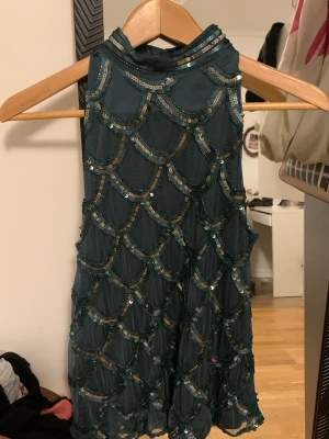 Armlös topp - Jag säljer en tröja/topp utan ärm vid nytt skick, som ursprungligt kostar 1099:- från märket Y.A.S💕 Säljer tröjan för 699kr, då den är lite liten vid bysten och kan inte skicka tillbaka den, därför gärna så fort som möjligt vilja sälja bort den!👍