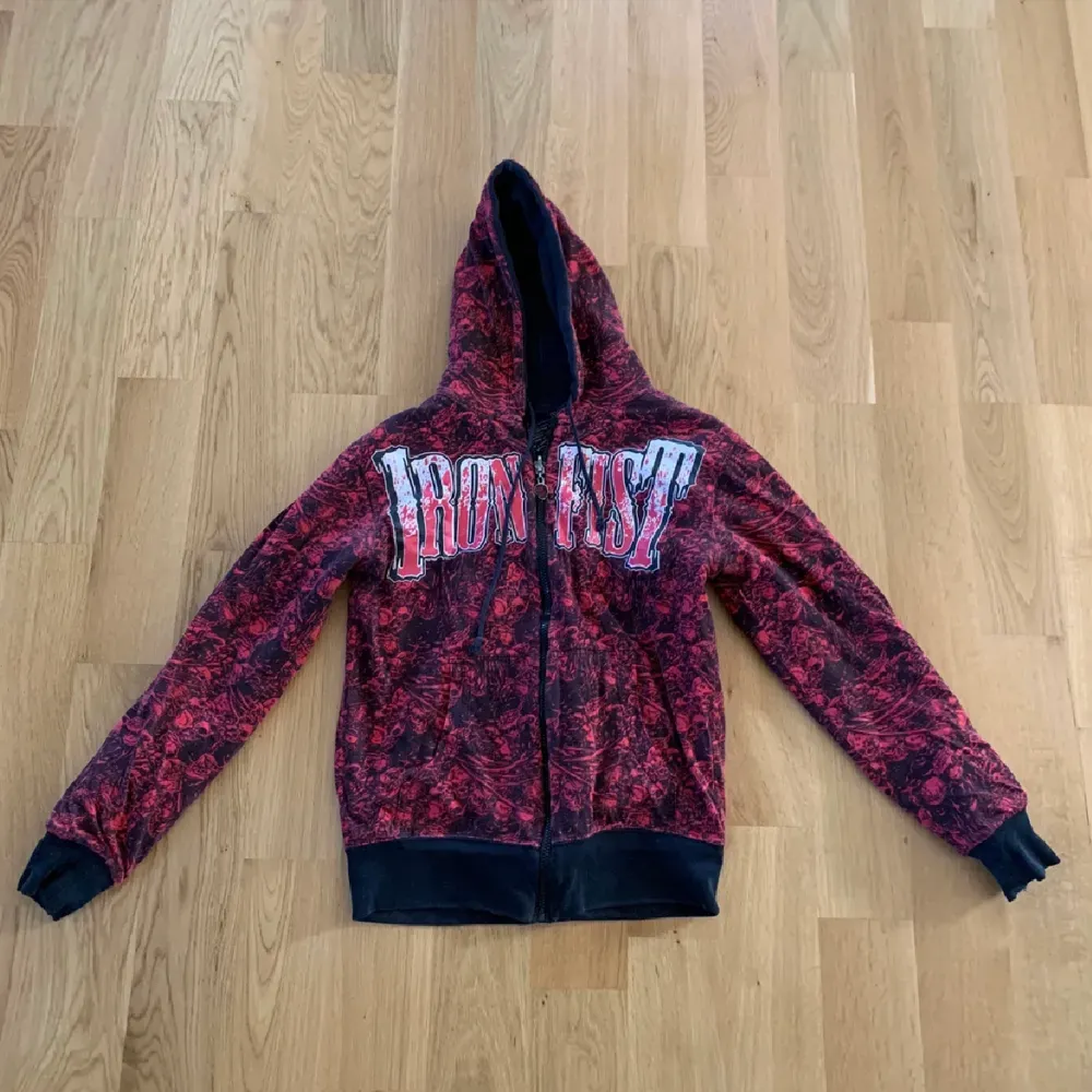 Säljer denna unika hoodie endast använd några gånger! Går att vänta ut och in så blir den svart så blir som två! Storlek S/xs! Difekt på armarna kan skicka bild privat!❤️. Hoodies.