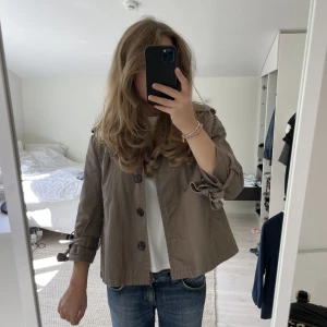 Trekvartsärmad jacka  - Säljer denna trekvartsärmade jackan från märket Atmosphere. 