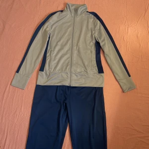 Tränings set  - Vintage tränings set. Matchar med den blåa färgen på byxorna och tröjan. Både tröjan och byxorna är i storlek M/40/42💙