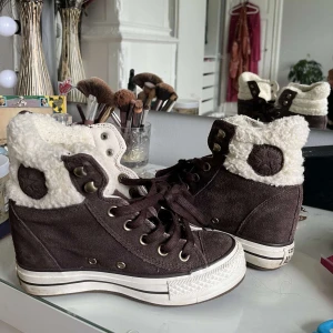 Unika converse - Bruna super fina converse all star, perfekt inför hösten. Liknar isabell marant heeled modellen.