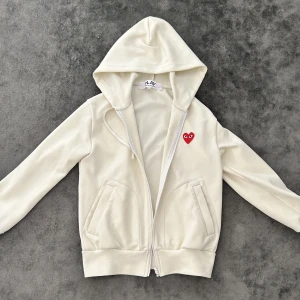 COMME DES GARÇONS PLAY zip hoodie - COMME DES GARÇONS PLAY SWEATSHIRT MED SWEATSHIRT MED DRAGKEDJA I super bra skick 10/10 perfekt till hösten nu. Mitt pris 1500kr. Ny pris 2900kr. Skriv  till mig vid minsta lilla tanke mvh Nils  