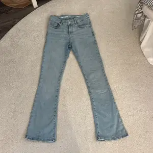 Ett par jeans från bikbok jag säljer pga att de inte används längre. Det har inga skador. Jeansen är stretchiga så de passar även folk med storlek M som jag själv är!