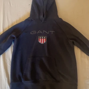 Gant hoodie  - Säljer denna hoodien då den har bara legat i gaderobben och inte kommit till användning 