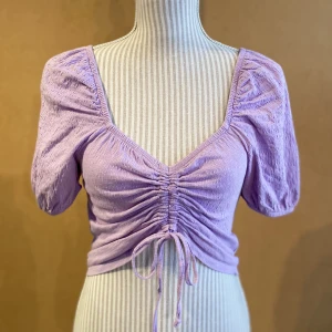 Justerbar topp, syren-lila - Söt justerbar topp från Cubus i färgen syren-lila💕säljer eftersom jag inte använder den längre. Har använts några gånger. Normal i storlek.