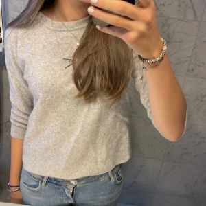 Grå stickad t-shirt - Trekvartsärmad grå stickad T-shirt från softgoat, 300kr