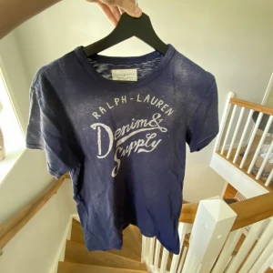 Ralph Lauren t-shirt - Ralph Lauren t-shirt som är stentvättad. Kom privat för fler bilder.