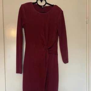 Klänning från Nelly  - Använt 1 gång. Storlek 38