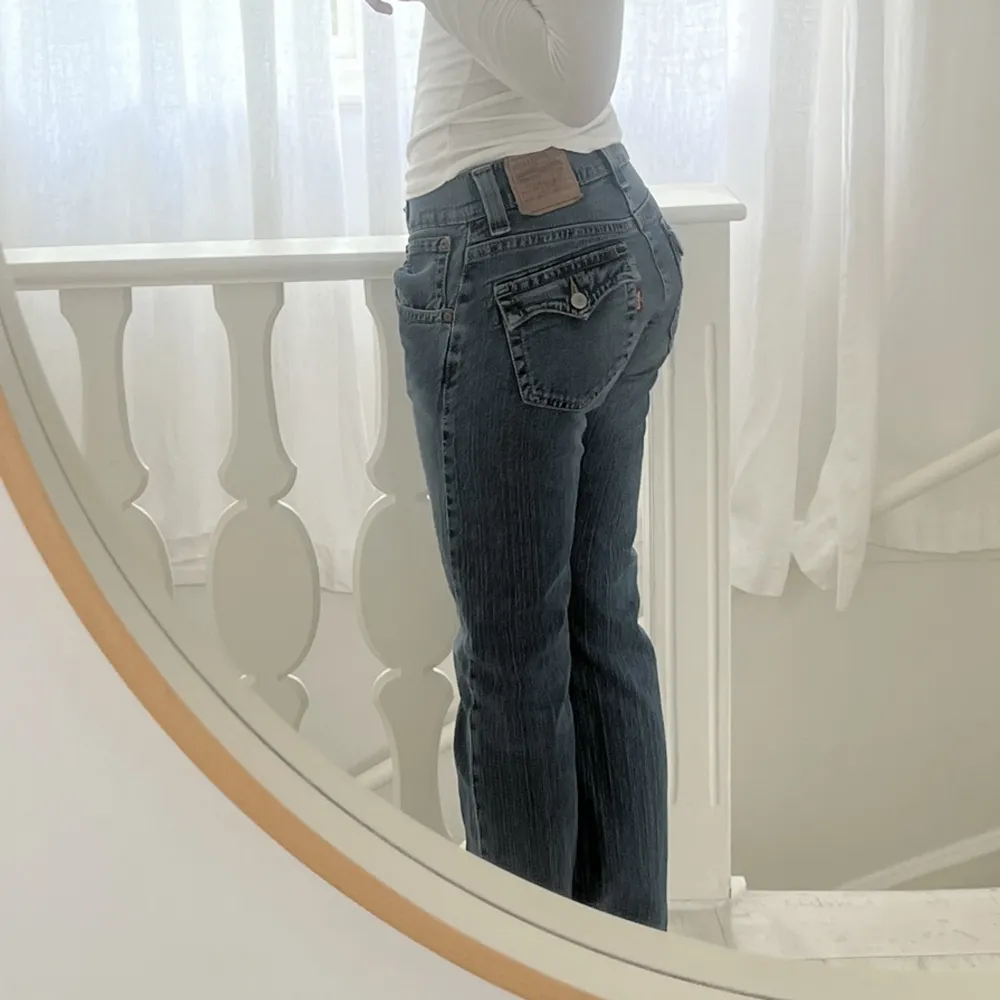 Skit snygga lågmidjade Levi’s jeans som tyvärr inte kommer till användning. Passar mig som har storlek 36. Priset går att diskutera. Om man har några frågor är det bara att skriva!!🥰. Jeans & Byxor.