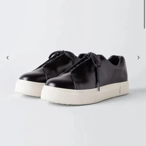 Eytys  - Lädret är som nytt och de är i bra skick. Liten defekt på snöret, funkar att knyta som vanligt & man får med ett vitt snöre ifall man vill byta. Originialboxen o tygpåsen medkommer. Går ner i pris vid snabb affär! Hör av dig vid frågor