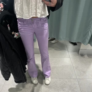 Bootcut jeans - INTRESSEKOLL på mina såå coola och unika lågmidjade  bootcut jeans i en så fin ljuslila färg💕
