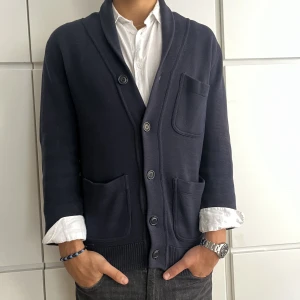 J Crew cardigan  - Säljer min snygga cardigan från j crew i mörkblå färg. Använd sparsamt, storlek S passar även M. Hojta till för mer bilder eller info! 🏌🏽💫