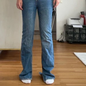 Jeans medelhögmidja med slits - Superfina jeans från Berskja som tyvärr blivit alldeles försmå. Har en fin slits där nere vid insidan🫶🏻