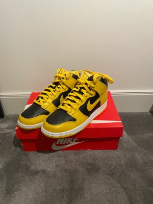  Yellow Nike Dunks - SB Dunk High Varsity Maize. Storlek 43. Helt nya. 