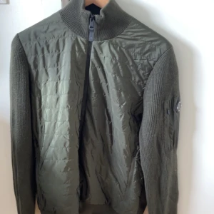 J lindeberg cardigan - J Lindberg cardigan i gott skicka endast använd 1,5 månad i bra skick. Kan möjligtvis byta mot annat plagg och kan lägga till pengar om plagget är lite dyrare.