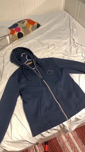 Hugo boss - Köpte den från Boozt runt 2000kr. Den är perfekt skick inget skada storleken är M men går riktig bra med S.