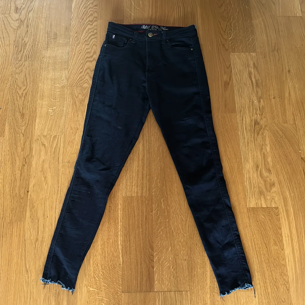 Ett par jeans från polo Ralph lauren! Det är bra skick. Storlek 34. Ord pris 2195.. Jeans & Byxor.