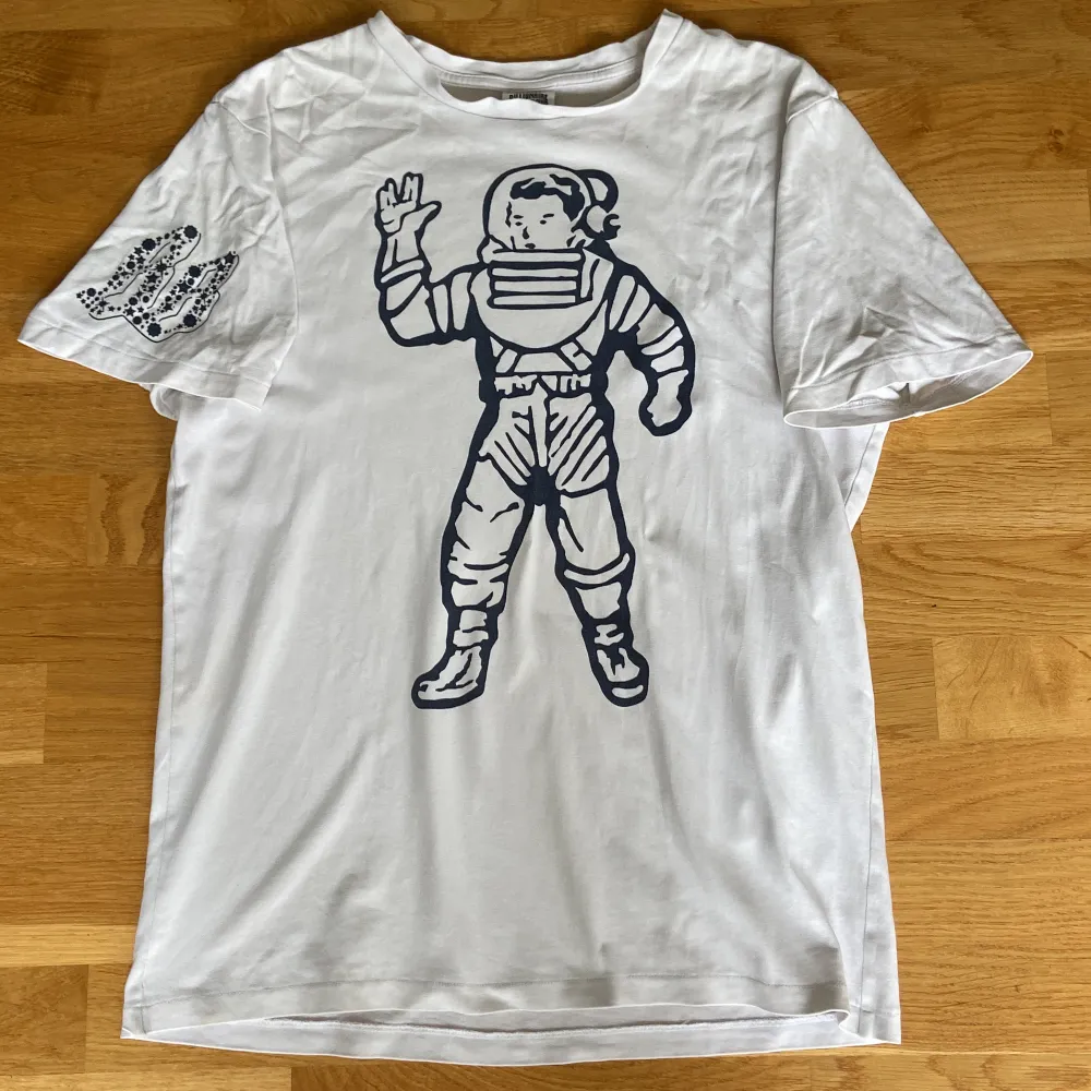 En riktigt fet billionaire boys club T-shirt som är i ett använt men bra skick. Passar storlek medium.. T-shirts.