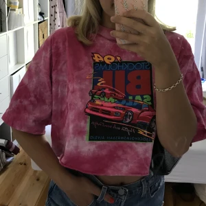 Snygg croppad t-shirt i batik - Snygg rosa batik-tröja i storlek XL men den är avklippt till naveln ungefär.   Jag har vanligtvis storlek S så denna sitter oversized men croppat. Har motiv fram. Frakt ingår ej i priset.