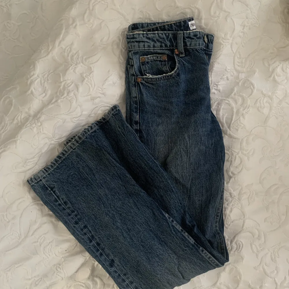 Mid-rise STRAIGHT jeans från Zara Använda men märks inte! Säljer pga de är för tajta i midjan Storlek 34  Passar mig på längden som är ca 170  Ytterbensmått - 103cm   Kontakta för fler bilder!! 💞 Säljer för 300kr + frakt  Priset kan diskuteras!. Jeans & Byxor.