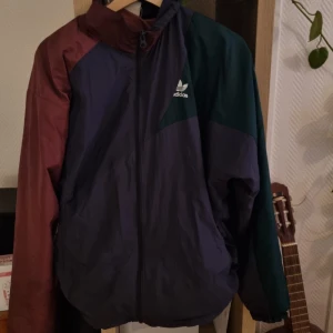 AdidasJacka  - Säljer min extremt snygga Adidasjacka. Köpte den i våras och den är i ett väldigt bra skick. 8/10