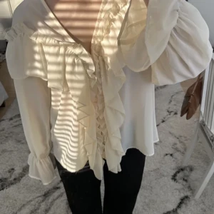 Vitblus  - Säljer denna fina blus jag köpte här på Plick då den inte passade mig riktigt. Den är i strlk 36 och skickat är som nytt💗💗