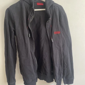 Hugo Boss ziphoodie - Hör av er för mer information och bilder!