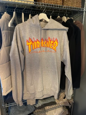 Thrasher hoodie  - Har använt några gånger annars super fin!! Pris kan diskuteras vid snabb affär!