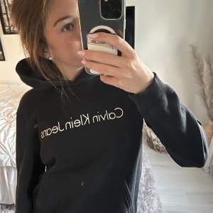 Säljer min svarta Calvin Klein hoodie, nyskick!! Mycket skön hoodie i storlek M men sitter mer som XS/S. Köpt för 800 kr, säljer för 150 kr💞