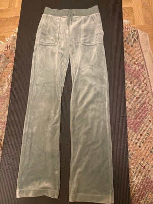 Juicy courture byxor❤️ - Ett par jättefina juicy courture byxor i färgen Chinois Green med storlek xxs. Har använt ett fåtal gånger och utan några defekter. Pris kan diskuteras. (Ordinarie pris: 1099kr)