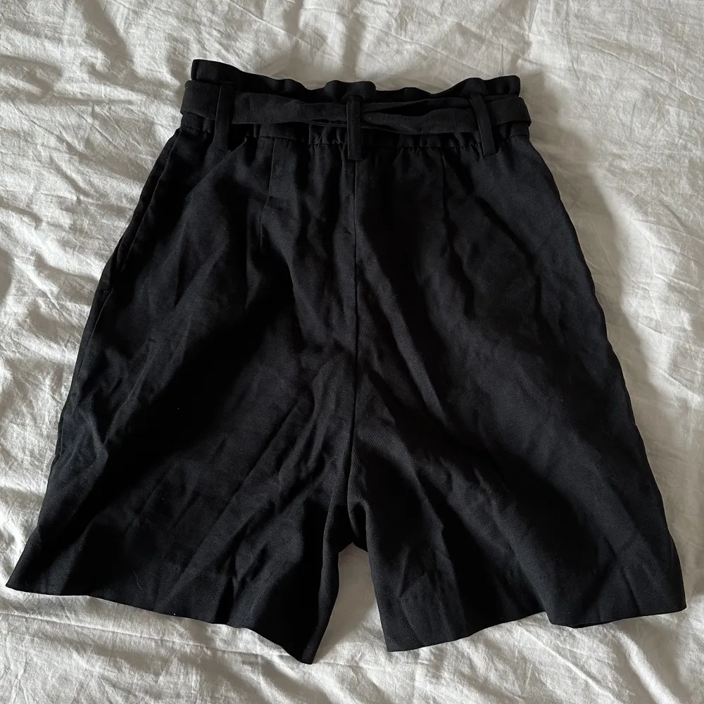 Svarta kostymshorts från h&m, aldrig använda så jätte fint skick! 🖤. Shorts.