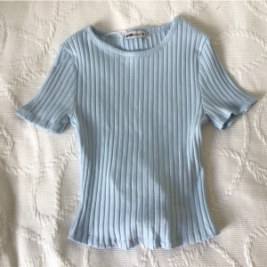 Blå topp - Jättegullig ljusblå topp, som har lite öppen rygg o knyte. Jättefin blå färg. Oanvänd!! Endast testad 🩷