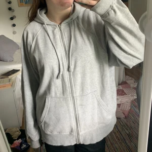 Ziphoodie - Grå ziphoodie från H&M 🫶🏼 Säljer för 50kr 