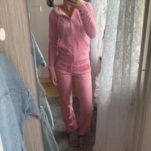 Juicy couture set rosa  - (SÅLT)!!!Hej! Säljer detta populära settet ifrån juicy couture. Använt typ 4:a gånger så det är som nytt! Köpte nytt ifrån jeansbolaget för 2300kr. Jackan är i strl xs och byxorna xxs, men sitter bra på mig som är xs/s.  (SÅLT!!!!)
