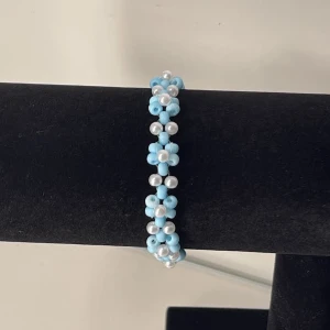 Armband - Handgjort blomarmband🌸 Omkretsen är 16cm men kan göras lite större eftersom det är tillverkat med ett elastiskt band🤩 Säljer för 39kr+frakt💕