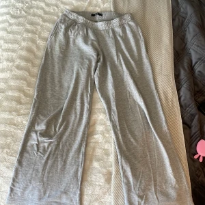 Lågmidjade mjukisbyxor - Jättefina och sköna lågmidjade mjukisbyxor köpta på Bikbok i storlek M! Säljer eftersom att de inte kommer till användning. 😌Skriv gärna för fler bilder eller andra funderingar. Köparen står för frakten! 