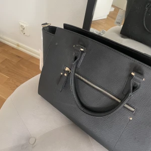 Väska  - Säljer denna väska som aldrig ör använd och har fortfarande prislappen kvar💞 den har två fack i själva väskan! Passar perfekt nu till hösten och när skolan börjar! 