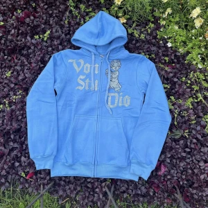 Von studio hoodie - En blå rhinestone ”love angel” zip up hoodie från Vonstudio i färgen ”Sky blue”. Aldrig använd. Lånade bilder från Von studios hemsida. Är i storlek M unisex. Nypris 799 kr. Skriv för fler frågor🤍
