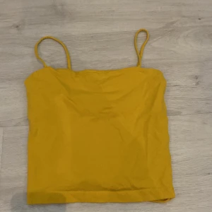 Gina topp  - Kom aldrig till användning då jag kände att den satt för tajta. (Frakten står alltid med i priset men om jag kan lämna det eller möta upp nån blir de billigare)