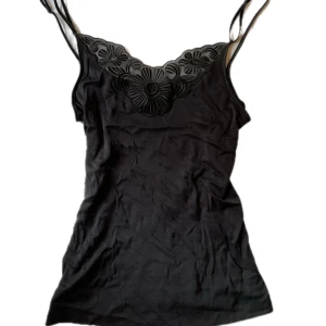 svart linne - Jätteskönt svart linne från Calida, passar Xs och S